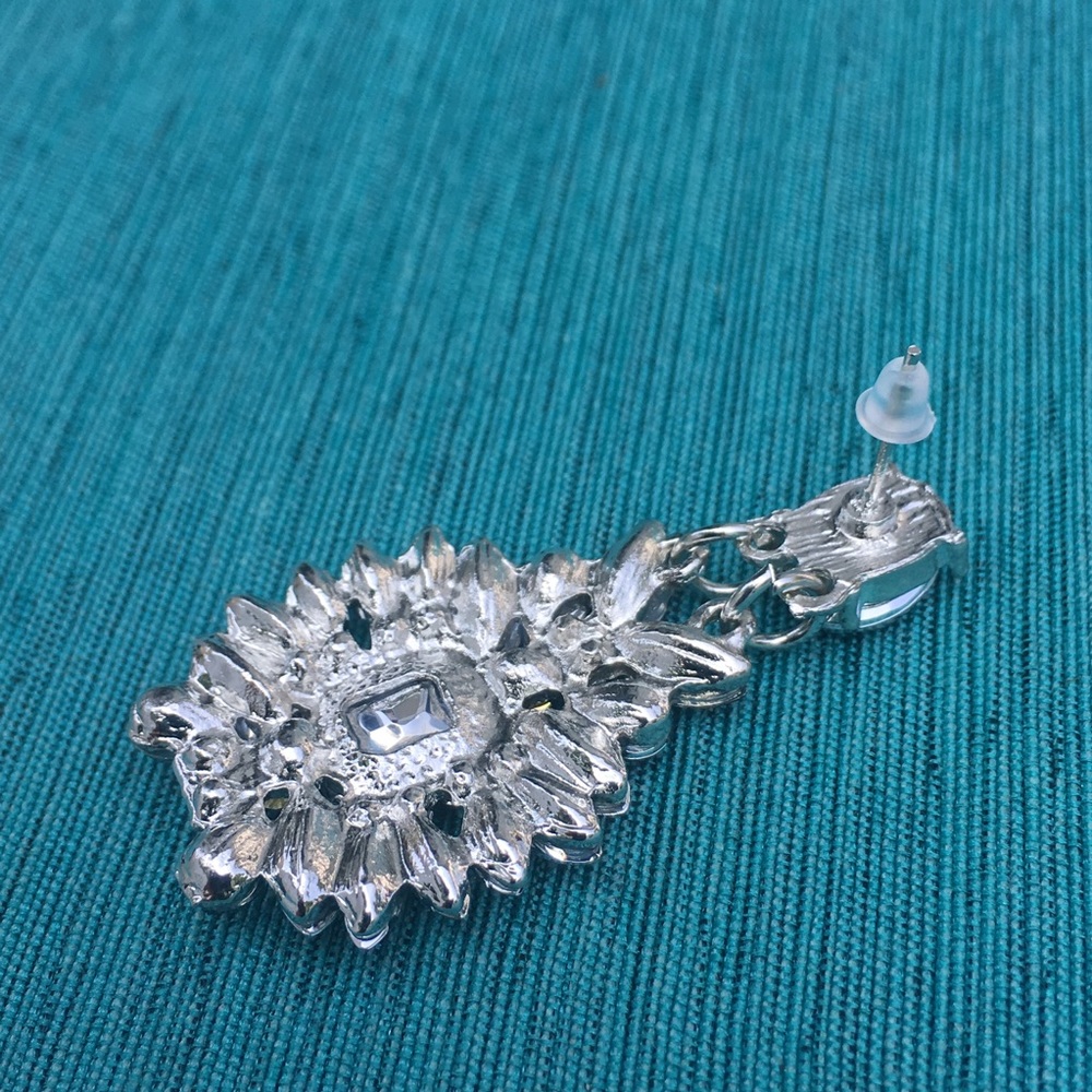 (T3) Statement Earrings - Picture 5 of 5